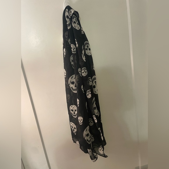 SHEER SKULLS ☠️ | Black & White Skull Print | Scarf (Brand New!) 💕✨ - Picture 7 of 12